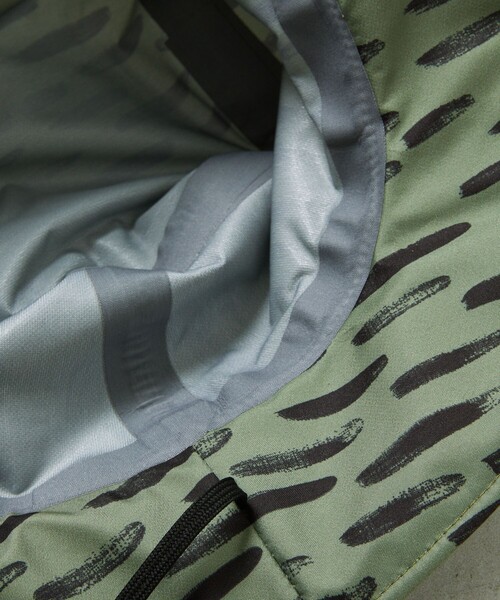 KiU（キウ）の「KiU x IZUMIDA LEE/キウ×イズミダリー 別注 3LAYLER TREK HAT（ハット・レディース・ベージュ/オリーブ・ONE SIZE）」の8枚目の写真