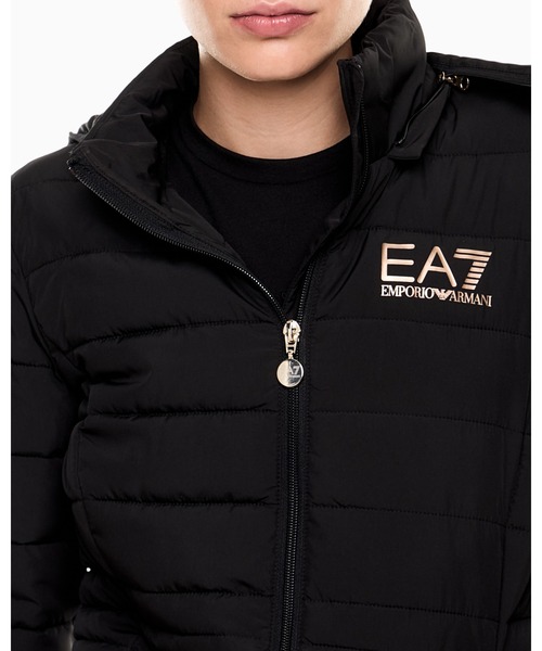 EMPORIO ARMANI EA7(エンポリオアルマーニイーエーセブン)の「【エンポリオ アルマーニ EA7】Core Lady フード付きジャケット 再生テクニカルファブリック パディング入り(ダウンジャケット/コート・レディース・ブラック/ピンク系その他/ブラック系/ブラック系その他・SMALL/MEDIUM/X-SMALL/LARGE/X-LARGE)」の6枚目の写真