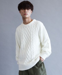 モールケーブル編みクルーネックニット