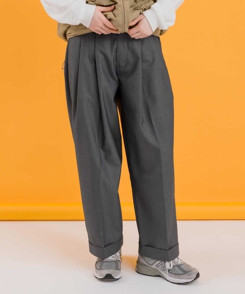 MUHET（ミュエータ）の「タックストレートパンツ（スラックス・レディース・カーキ/グレー/ブラウン/イエロー・X-LARGE/SMALL/MEDIUM）」の2枚目の写真