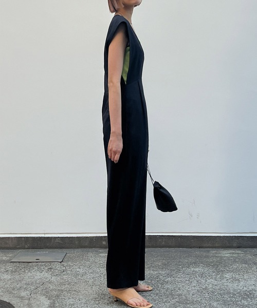 audrey and john wad（オードリーアンドジョンワッド）の「Vネックオールインワン -洗濯機洗い可-（つなぎ/オールインワン・レディース・ブラック/ライトイエロー/グレイッシュベージュ・マルチサイズ）」の7枚目の写真