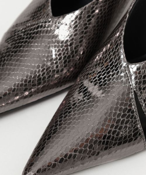 JEANASIS（ジーナシス）の「バックベルトポインテッドトゥミュール/973001（パンプス・レディース・シルバー系その他/ブラック・MEDIUM/LARGE）」の8枚目の写真