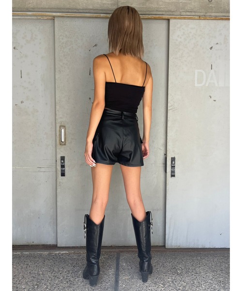 EGOIST(エゴイスト)の「カーゴポケットフェイクレザーショートパンツ(その他パンツ・レディース・ブラック・M/S)」の6枚目の写真