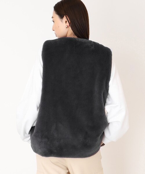 THE SHOP TK (ザ ショップ ティーケー )の「◆ふわふわフェイクファーベスト【洗濯機洗い可】(ベスト・レディース・ナチュラル/チャコールグレー・99)」の8枚目の写真