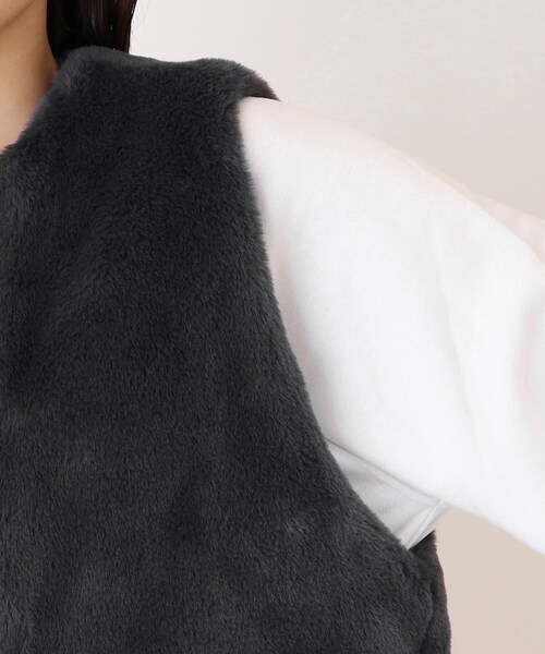 THE SHOP TK (ザ ショップ ティーケー )の「◆ふわふわフェイクファーベスト【洗濯機洗い可】(ベスト・レディース・ナチュラル/チャコールグレー・99)」の11枚目の写真