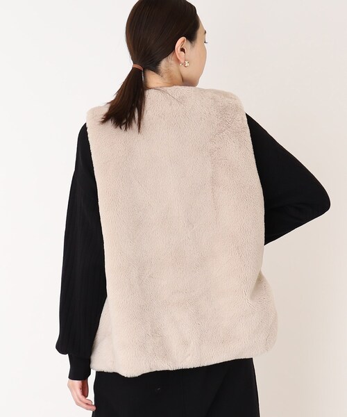 THE SHOP TK (ザ ショップ ティーケー )の「◆ふわふわフェイクファーベスト【洗濯機洗い可】(ベスト・レディース・ナチュラル/チャコールグレー・99)」の17枚目の写真