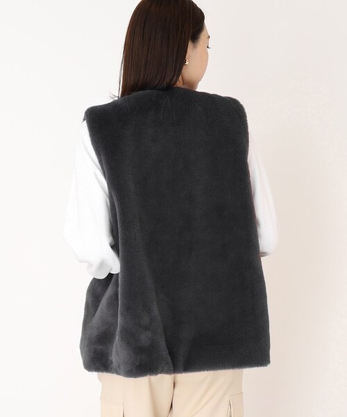 THE SHOP TK (ザ ショップ ティーケー )の「◆ふわふわフェイクファーベスト【洗濯機洗い可】(ベスト・レディース・ナチュラル/チャコールグレー・99)」の21枚目の写真