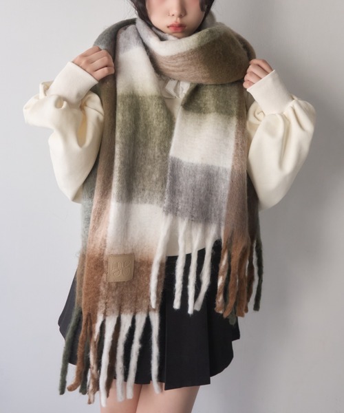 mellowneon（メロウネオン）の「ボリュームブロックチェックマフラー（マフラー・レディース・グレー/ベージュ/グリーン/ブラウン/チャコールグレー/ブルー/カーキ/ベビーピンク/マスタード・FREE）」の5枚目の写真