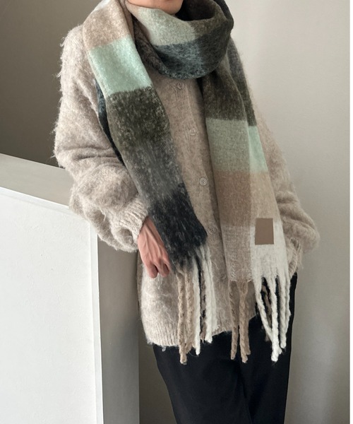 mellowneon（メロウネオン）の「ボリュームブロックチェックマフラー（マフラー・レディース・グレー/ベージュ/グリーン/ブラウン/チャコールグレー/ブルー/カーキ/ベビーピンク/マスタード・FREE）」の6枚目の写真