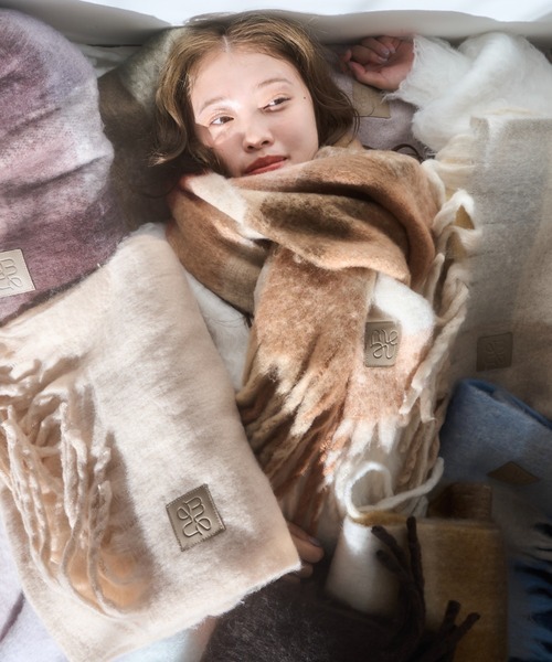 mellowneon（メロウネオン）の「ボリュームブロックチェックマフラー（マフラー・レディース・グレー/ベージュ/グリーン/ブラウン/チャコールグレー/ブルー/カーキ/ベビーピンク/マスタード・FREE）」の13枚目の写真