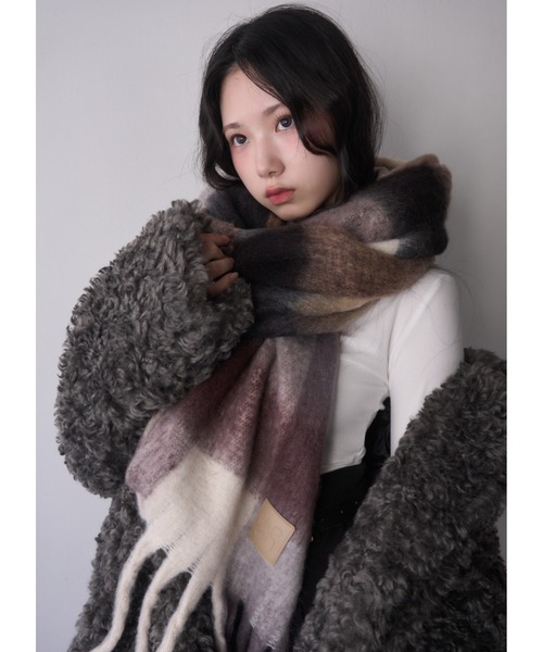 mellowneon（メロウネオン）の「ボリュームブロックチェックマフラー（マフラー・レディース・グレー/ベージュ/グリーン/ブラウン/チャコールグレー/ブルー/カーキ/ベビーピンク/マスタード・FREE）」の11枚目の写真