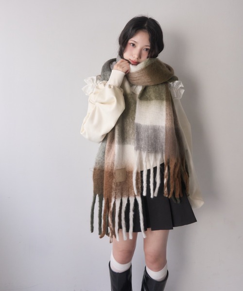 mellowneon（メロウネオン）の「ボリュームブロックチェックマフラー（マフラー・レディース・グレー/ベージュ/グリーン/ブラウン/チャコールグレー/ブルー/カーキ/ベビーピンク/マスタード・FREE）」の15枚目の写真