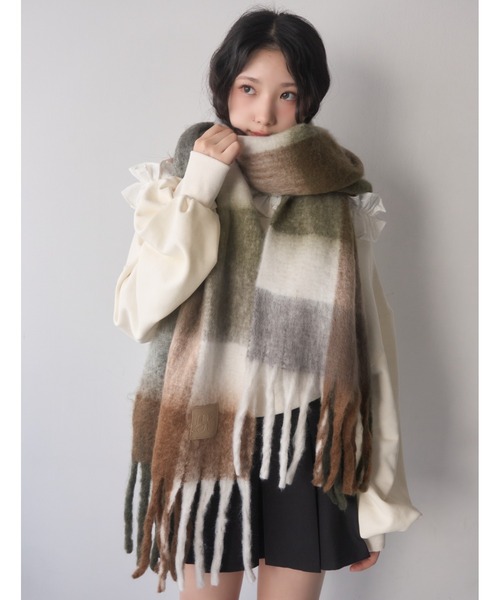 mellowneon（メロウネオン）の「ボリュームブロックチェックマフラー（マフラー・レディース・グレー/ベージュ/グリーン/ブラウン/チャコールグレー/ブルー/カーキ/ベビーピンク/マスタード・FREE）」の18枚目の写真