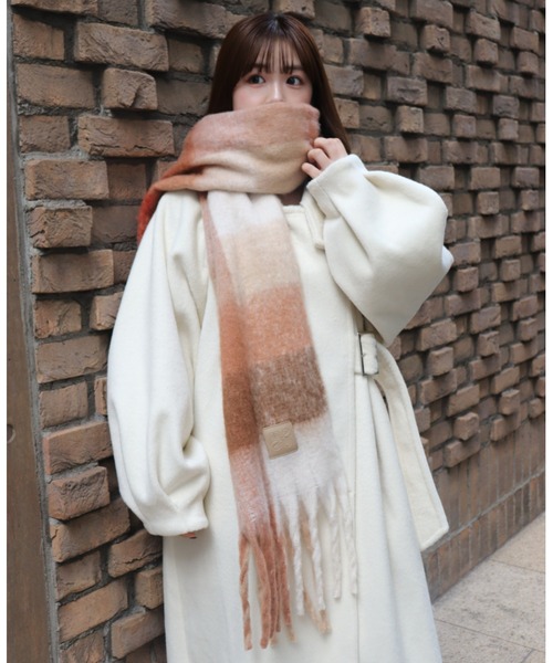 mellowneon（メロウネオン）の「ボリュームブロックチェックマフラー（マフラー・レディース・グレー/ベージュ/グリーン/ブラウン/チャコールグレー/ブルー/カーキ/ベビーピンク/マスタード・FREE）」の10枚目の写真
