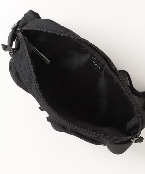 RVCA（ルーカ）の「RVCA メンズ  WAIST PACK DELUXE バッグ【2023年秋冬モデル】/ルーカワンポイントブランドロゴスクエアウエストバッグ（ボディバッグ/ウエストポーチ・メンズ・ブラック・FREE）」の4枚目の写真