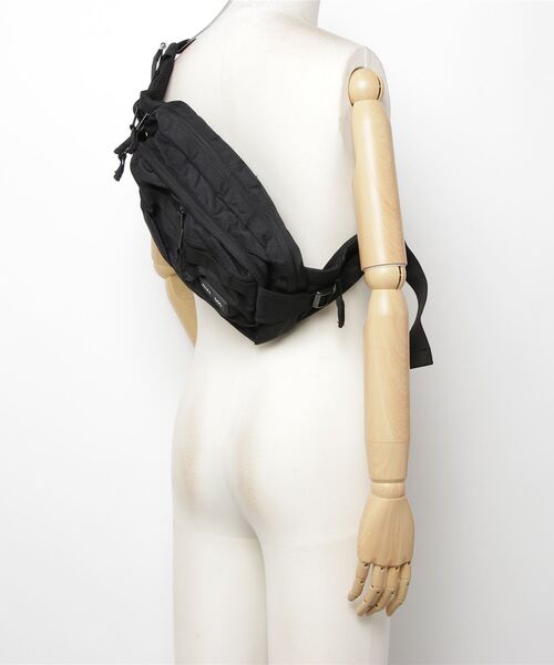 RVCA（ルーカ）の「RVCA メンズ  WAIST PACK DELUXE バッグ【2023年秋冬モデル】/ルーカワンポイントブランドロゴスクエアウエストバッグ（ボディバッグ/ウエストポーチ・メンズ・ブラック・FREE）」の5枚目の写真