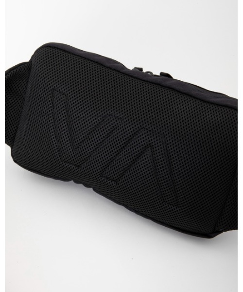 RVCA（ルーカ）の「RVCA メンズ  WAIST PACK DELUXE バッグ【2023年秋冬モデル】/ルーカワンポイントブランドロゴスクエアウエストバッグ（ボディバッグ/ウエストポーチ・メンズ・ブラック・FREE）」の9枚目の写真