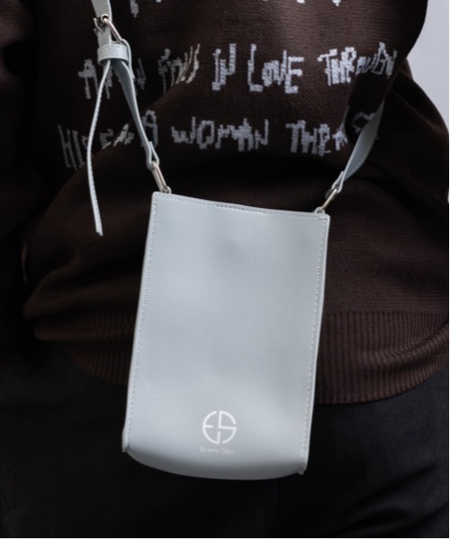 En serio TOKYO(エンソリオトーキョー)の「【En serio TOKYO】シンセティックスムースレザー スクエアミニショルダーバッグ(ショルダーバッグ・メンズ・アイボリー/ブラック/ライトグレー・FREE)」の3枚目の写真