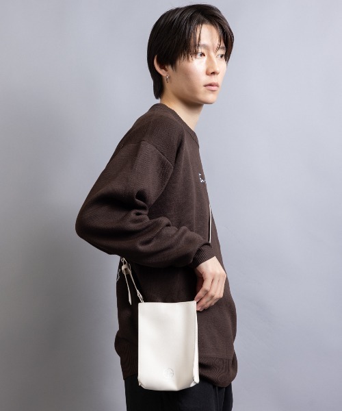 En serio TOKYO(エンソリオトーキョー)の「【En serio TOKYO】シンセティックスムースレザー スクエアミニショルダーバッグ(ショルダーバッグ・メンズ・アイボリー/ブラック/ライトグレー・FREE)」の7枚目の写真