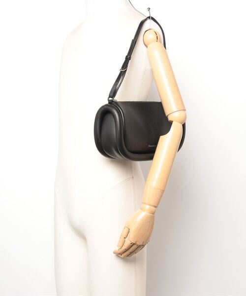 JW Anderson(ジェイダブリューアンダーソン)の「THE BUMPER-15(ハンドバッグ・レディース・ブラック・UNI)」の6枚目の写真