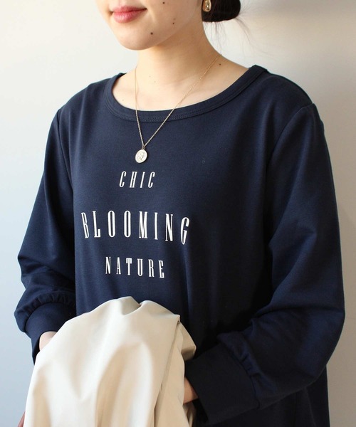 leswel(レスウェル)の「【L~5L 大きいサイズ】ミニ裏毛 ラウンドヘム プリントT(Tシャツ/カットソー・レディース・ネイビー/ラベンダー/オフホワイト・4L/3L/LL/L/5L)」の4枚目の写真