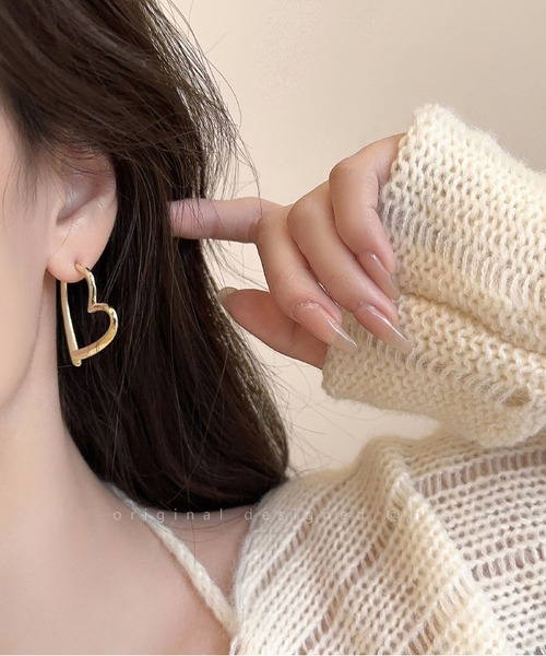 LA VORAGINE(ラ ヴォラジネ)の「アレルギー対応ハート形ピアス(ピアス(両耳用)・レディース・シルバー/ゴールド・FREE)」の1枚目の写真