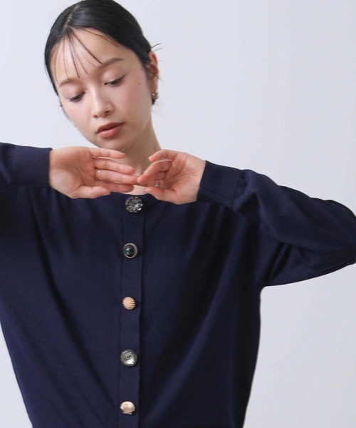 Torrazzo Donna（トラッゾドンナ）の「ビジュー釦クルーカーディガン（カーディガン/ボレロ・レディース・ホワイト/グリーン/ネイビー・FREE）」の3枚目の写真