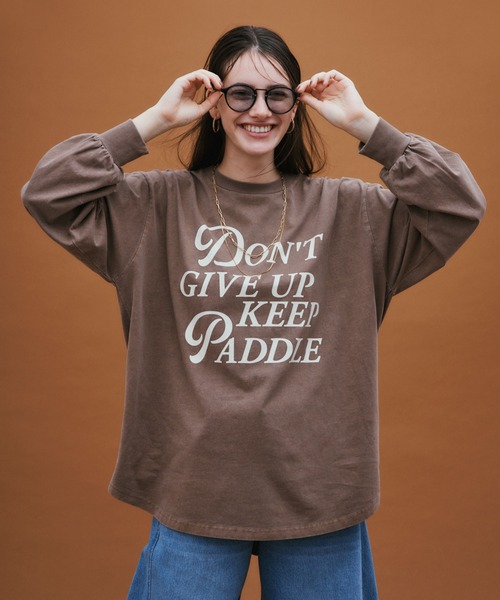 BAYFLOW（ベイフロー）の「[オーバーサイズ]ピグメントロゴロンＴ（Tシャツ/カットソー・レディース・ピンク/チャコール/グリーン/ブラウン/カーキ/オフホワイト・SMALL/MEDIUM）」の3枚目の写真