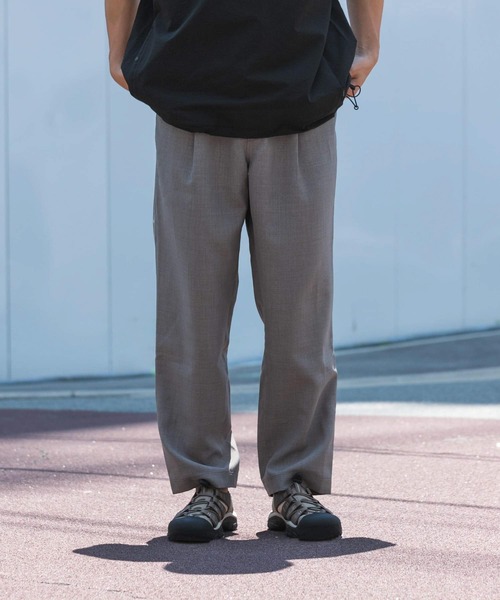 EKAL（エカル）の「『UR TECH DRYLUXE』ハイツイストイージートラウザー（その他パンツ・メンズ・モカ/チャコールグレー・MEDIUM/LARGE）」の2枚目の写真