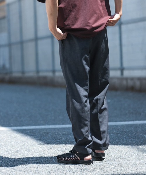 EKAL（エカル）の「『UR TECH DRYLUXE』ハイツイストイージートラウザー（その他パンツ・メンズ・モカ/チャコールグレー・MEDIUM/LARGE）」の3枚目の写真