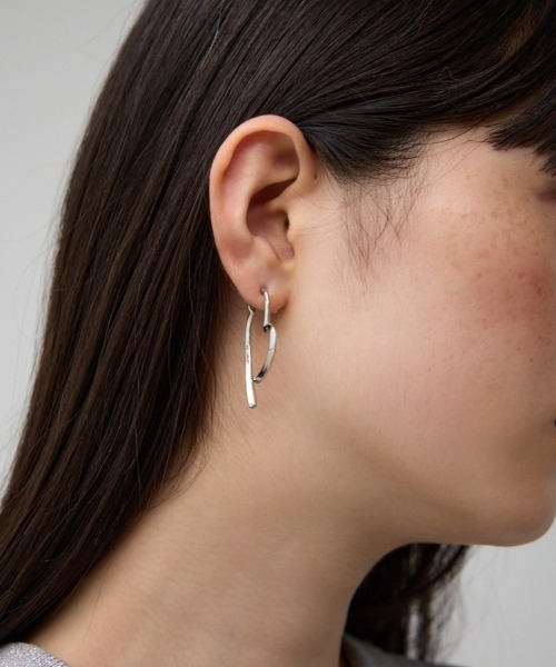 AZUL by moussy(アズールバイマウジー)の「ハートシェイプスウィングピアス(ピアス(両耳用)・レディース・ゴールド系その他/シルバー・FREE)」の2枚目の写真