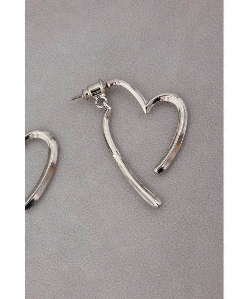 AZUL by moussy(アズールバイマウジー)の「ハートシェイプスウィングピアス(ピアス(両耳用)・レディース・ゴールド系その他/シルバー・FREE)」の9枚目の写真