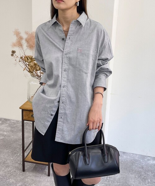 fredy emue(フレディエミュ)の「FR刺繍ベーシックシャツ(シャツ/ブラウス・レディース・オフホワイト/グレー/ブルー系その他/ピンク系その他/ベビーピンク/サックスブルー・38)」の3枚目の写真