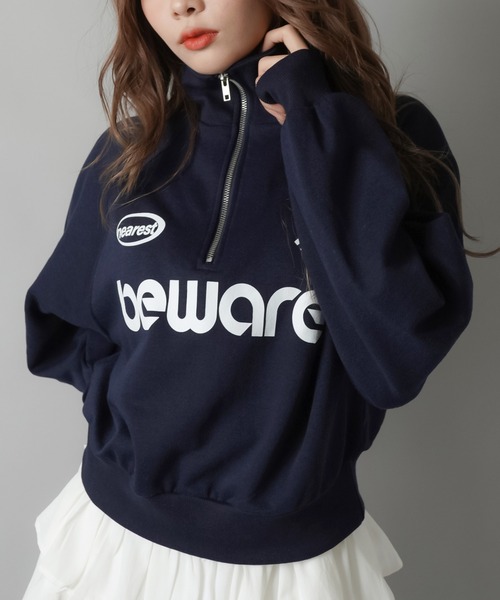 SPINNS(スピンズ)の「BEWAREロゴ ハーフジップスウェット(スウェット・レディース・ピンク/ネイビー/オートミール/オフホワイト/ブラック・ONESIZE)」の4枚目の写真