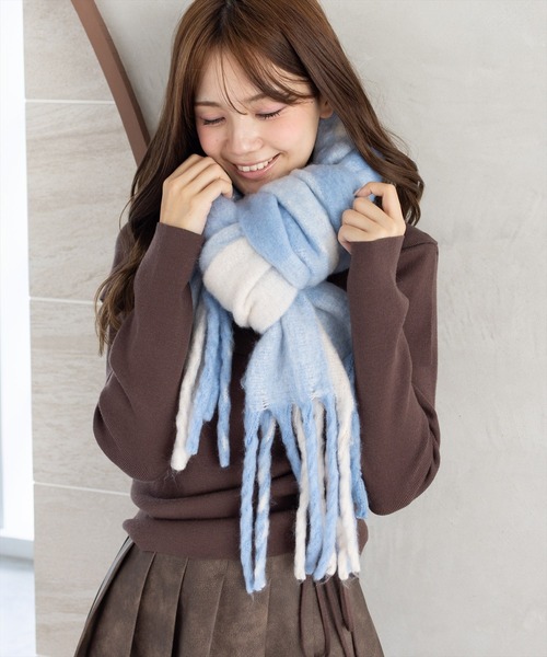 clear（クリア）の「【11色展開】フリンジボリュームマフラー[厚手　もこもこ感　大人 カジュアル 着回し抜群 ]≪再入荷≫（マフラー・レディース・レッド/ブルー/サックスブルー/アイボリー/グリーン/ピンク/ブルー系その他/イエロー/マルチ/ピンク系その他/ブラック・F）」の6枚目の写真