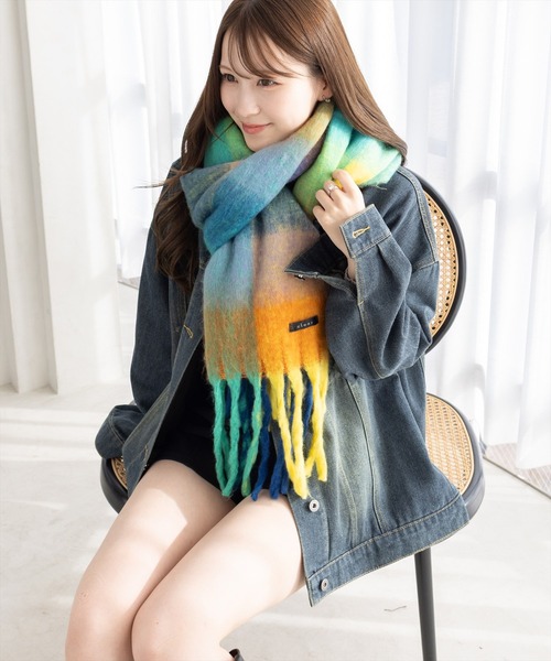 clear（クリア）の「【11色展開】フリンジボリュームマフラー[厚手　もこもこ感　大人 カジュアル 着回し抜群 ]≪再入荷≫（マフラー・レディース・レッド/ブルー/サックスブルー/アイボリー/グリーン/ピンク/ブルー系その他/イエロー/マルチ/ピンク系その他/ブラック・F）」の11枚目の写真