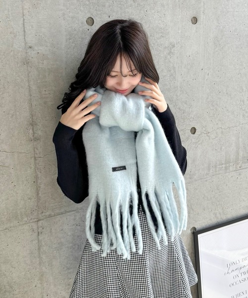 clear（クリア）の「【11色展開】フリンジボリュームマフラー[厚手　もこもこ感　大人 カジュアル 着回し抜群 ]≪再入荷≫（マフラー・レディース・レッド/ブルー/サックスブルー/アイボリー/グリーン/ピンク/ブルー系その他/イエロー/マルチ/ピンク系その他/ブラック・F）」の21枚目の写真