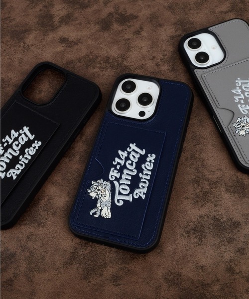 AVIREX（アヴィレックス）の「iPhone16 iPhone16Pro アヴィレックス [ポケット付き刺繍背面]（スマホケース/カバー・メンズ・ブラック/グレー/ネイビー・iPhone 16/iPhone 16 Pro）」の3枚目の写真