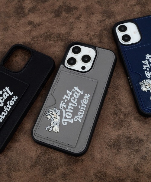 AVIREX（アヴィレックス）の「iPhone16 iPhone16Pro アヴィレックス [ポケット付き刺繍背面]（スマホケース/カバー・メンズ・ブラック/グレー/ネイビー・iPhone 16/iPhone 16 Pro）」の2枚目の写真