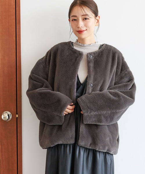 LAKOLE（ラコレ）の「ノーカラーファーブルゾン / 135667（ブルゾン・レディース・チャコール/アイボリー・MEDIUM/SMALL）」の2枚目の写真