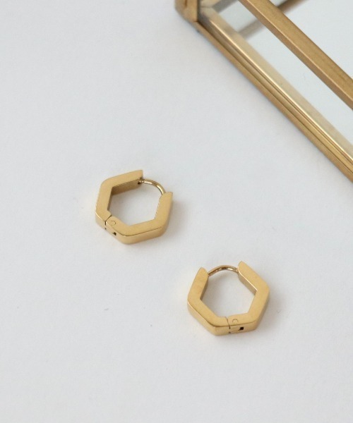 Three Four Time(スリーフォータイム)の「ロッカクステンレスワンタッチピアス(ピアス(両耳用)・レディース・ゴールド/シルバー/ブラック・FREE)」の4枚目の写真