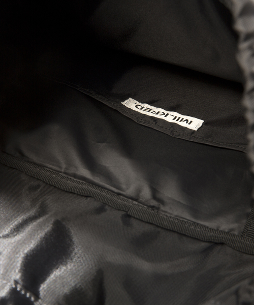 MILKFED.（ミルクフェド）の「FLAP BACKPACK（バックパック/リュック/ロゴ/ナイロン）（バックパック/リュック・レディース・ブラック/グレー・ONE SIZE）」の6枚目の写真