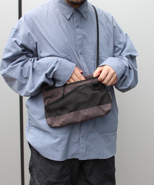 Snow Peak（スノーピーク）の「Snow Peak / Everyday Use Sacoche サコッシュ（ショルダーバッグ・メンズ・グレー/オリーブ/ブラック/ライトブルー/ダークブラウン・ONE SIZE）」の4枚目の写真