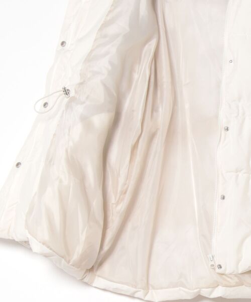 REAL CUBE（リアルキューブ）の「ベルト付き中綿フーディーコート（その他アウター・レディース・オフホワイト/ブラック・M）」の4枚目の写真