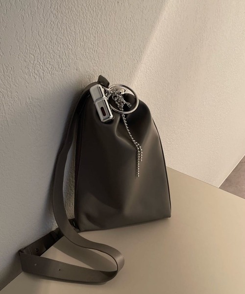 ear PAPILLONNER(イアパピヨネ)の「《インフルエンサーUtaha企画》ミニハート付きビッグフープチャーム(チャーム・レディース・シルバー・FREE)」の16枚目の写真