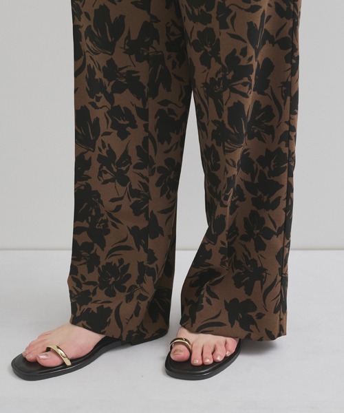 le cercle ADAM ET ROPE'（ルセルクルアダムエロペ）の「リネンライクフラワープリントイージーパンツ（その他パンツ・レディース・イエロー系/ブラウン・FREE）」の15枚目の写真