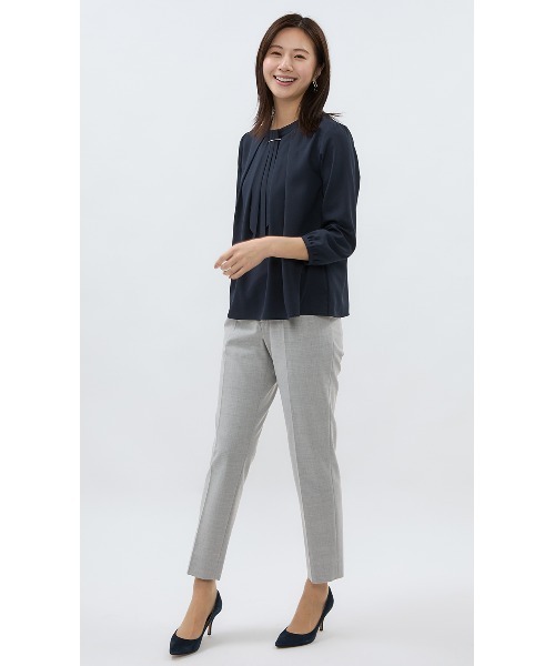 AOYAMA（アオヤマ）の「【超ストレッチ・洗える・UVカット】ワンタックテーパードパンツ/グレー｜オフィス＆通勤＆入卒＆オケージョン｜セットアップ着用可〈大きいサイズあり〉（スーツパンツ・レディース・ライトグレー・11号/9号/13号/15号/7号/5号/17号）」の6枚目の写真