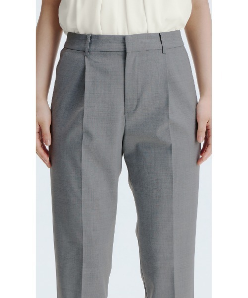 AOYAMA（アオヤマ）の「【超ストレッチ・洗える・UVカット】ワンタックテーパードパンツ/グレー｜オフィス＆通勤＆入卒＆オケージョン｜セットアップ着用可〈大きいサイズあり〉（スーツパンツ・レディース・ライトグレー・11号/9号/13号/15号/7号/5号/17号）」の4枚目の写真