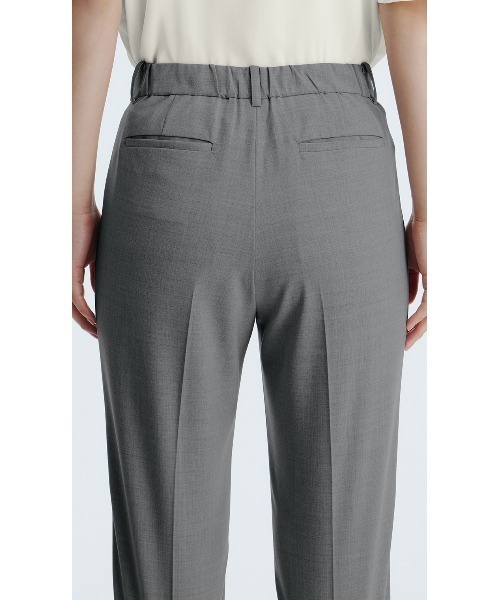 AOYAMA（アオヤマ）の「【超ストレッチ・洗える・UVカット】ワンタックテーパードパンツ/グレー｜オフィス＆通勤＆入卒＆オケージョン｜セットアップ着用可〈大きいサイズあり〉（スーツパンツ・レディース・ライトグレー・11号/9号/13号/15号/7号/5号/17号）」の5枚目の写真