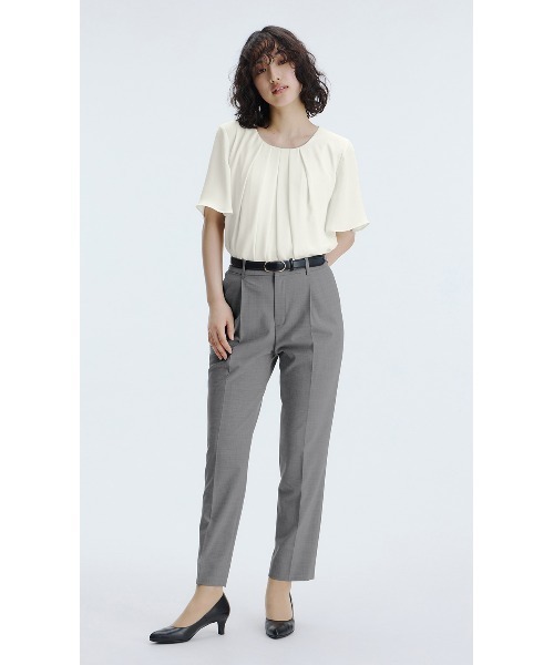 AOYAMA（アオヤマ）の「【超ストレッチ・洗える・UVカット】ワンタックテーパードパンツ/グレー｜オフィス＆通勤＆入卒＆オケージョン｜セットアップ着用可〈大きいサイズあり〉（スーツパンツ・レディース・ライトグレー・11号/9号/13号/15号/7号/5号/17号）」の2枚目の写真